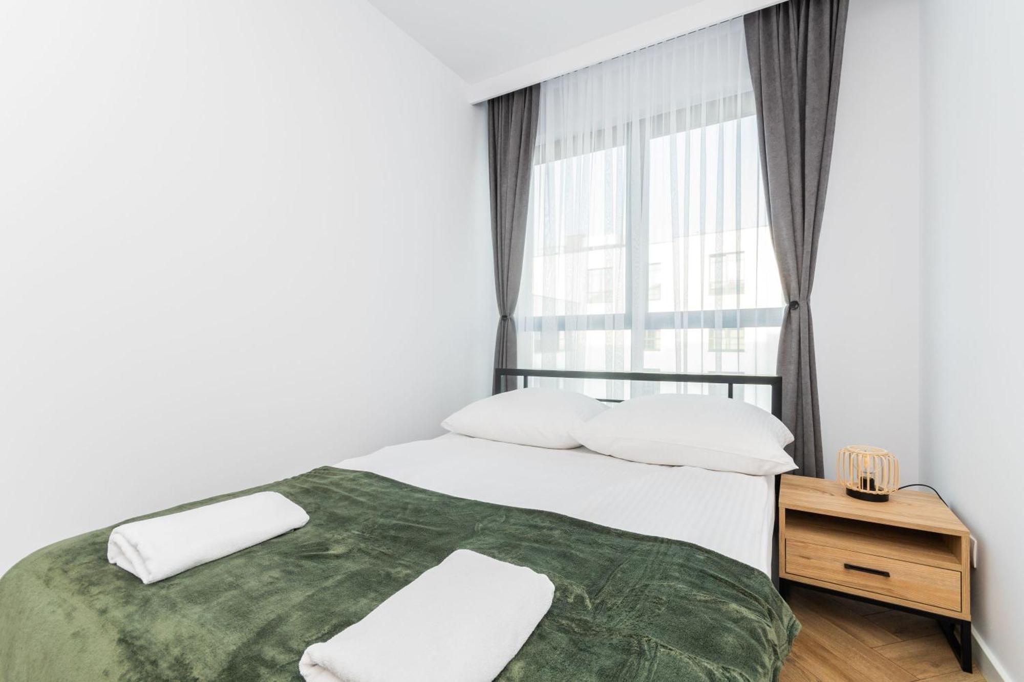 Grand Apartments - Doki Living & Foodhall Gdansk Bagian luar foto