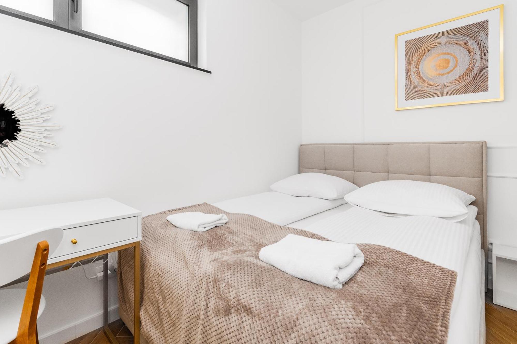 Grand Apartments - Doki Living & Foodhall Gdansk Bagian luar foto